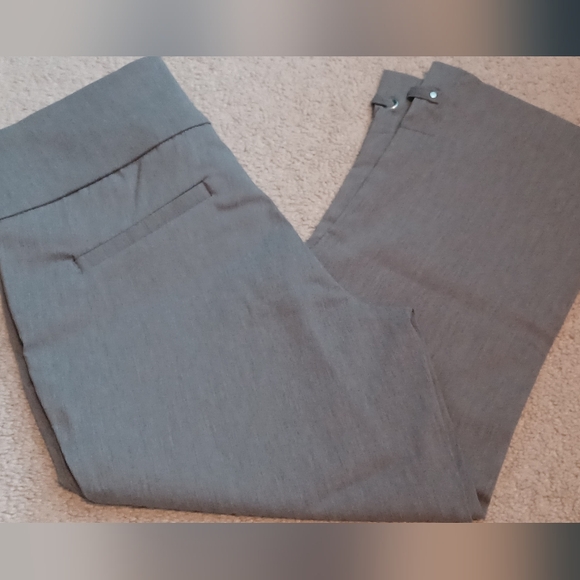 Gray pull-on microtwill capris - Picture 3 of 6
